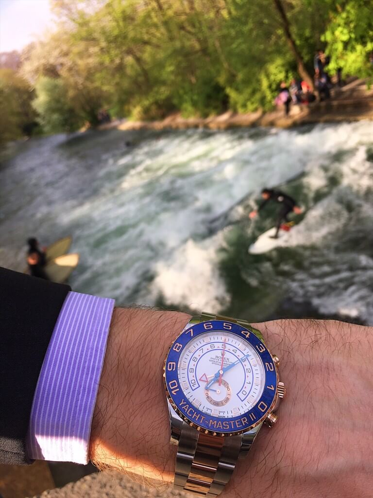 Die Rolex Yacht-Master II vor dem Hintergrund der Münchner Eisbach-Surfer